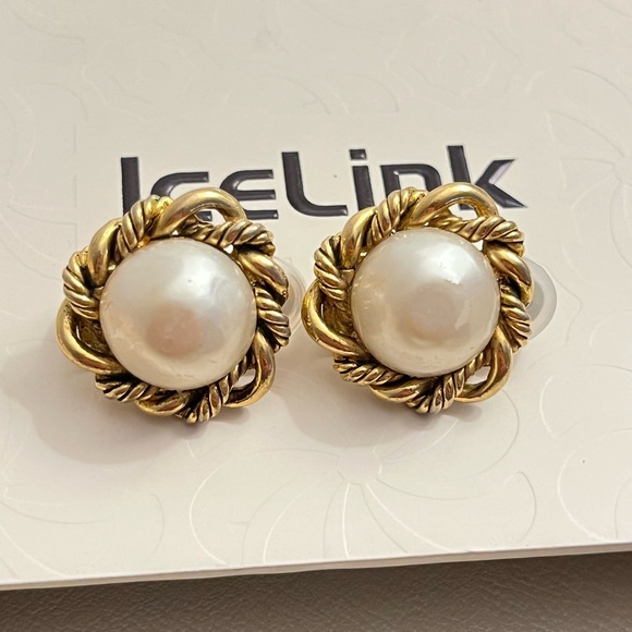 CHANEL PEARL AND TWISTED GOLD CLIP-ON EARRINGS - Picture 6 of 6